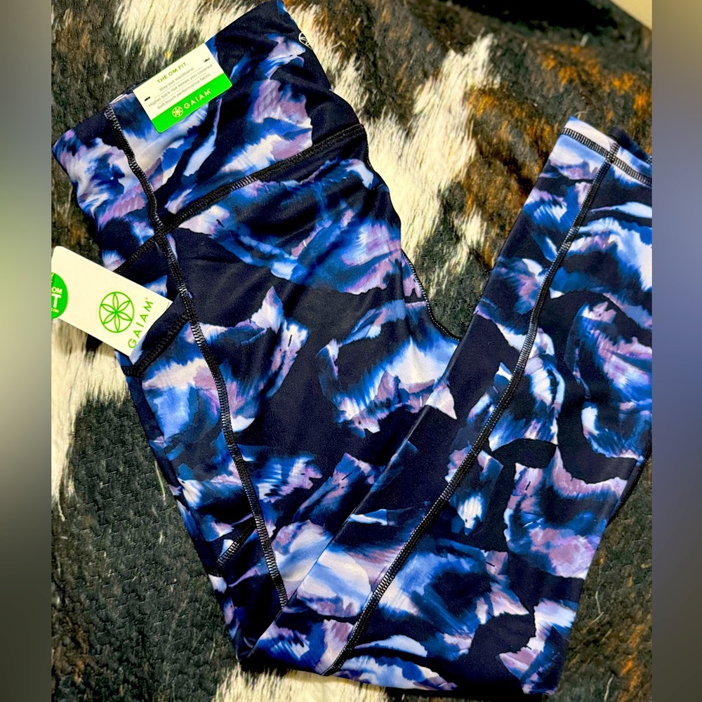 NWT- GAIAM Women’s 7/8 leggings- sz L